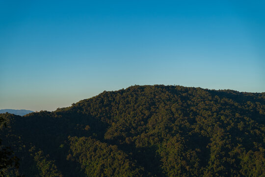 山顶的天空和风景