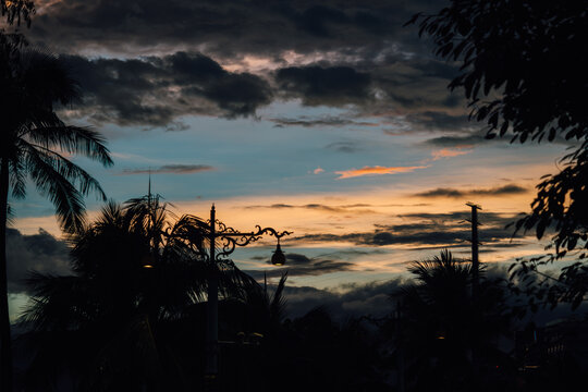 夕阳西下的天空云彩