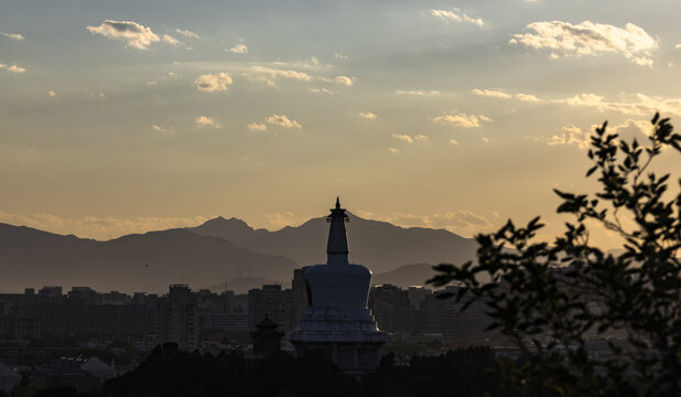 白塔夕阳