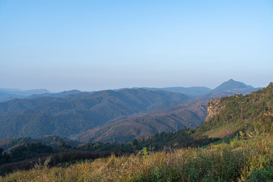 山顶的天空和风景