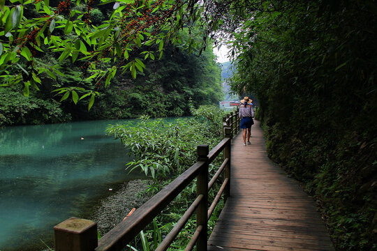 张家界大峡谷蓝月湖