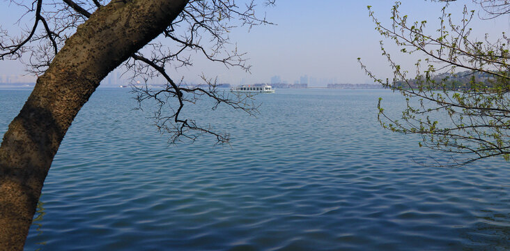 蓝色湖泊风景画