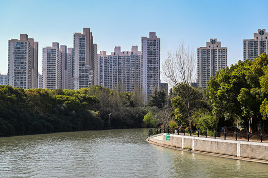 上海苏州河沿岸昌平路风光