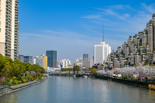 上海苏州河沿岸昌平路风光