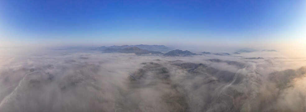 山川丘陵清晨迷雾航拍全景图