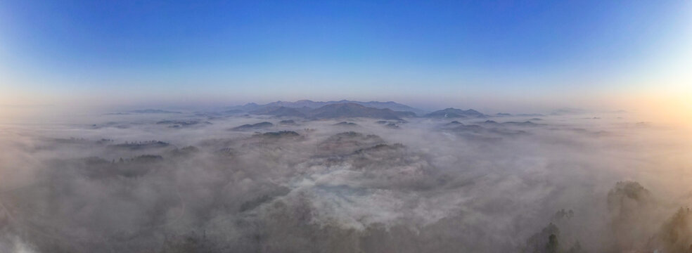 山川丘陵清晨迷雾航拍全景图