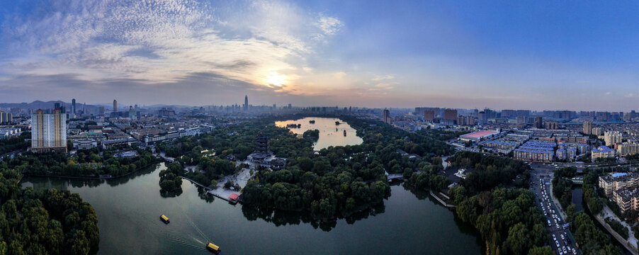 山东济南城市日落晚霞夕阳全景图