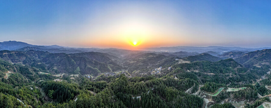 连绵起伏山川航拍全景图