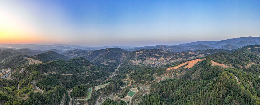 连绵起伏山川航拍全景图