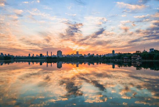 济南大明湖景区唯美日出彩霞