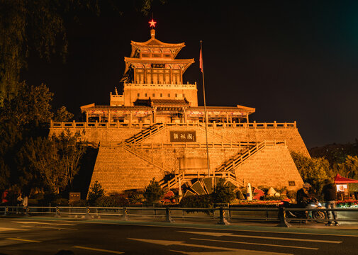 山东济南历史古建筑解放阁夜景