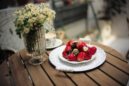 爱心马卡龙蛋糕和鲜花