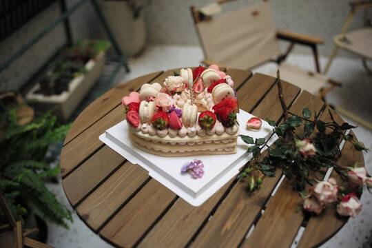 爱心马卡龙蛋糕和鲜花