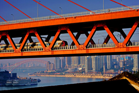 重庆地铁列车过桥