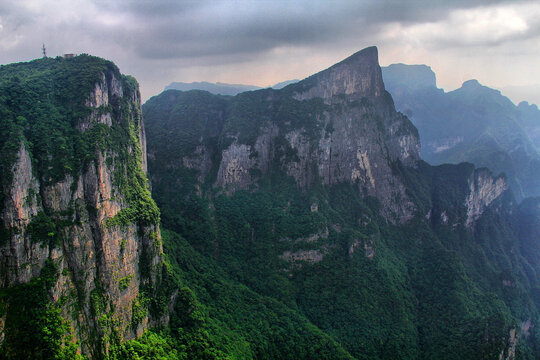 天门山俯瞰悬崖峭壁