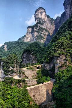 天门山盘山公路险峻山峰