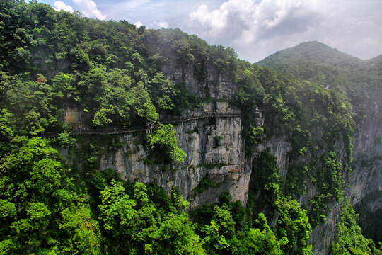 天门山悬崖峭壁栈道