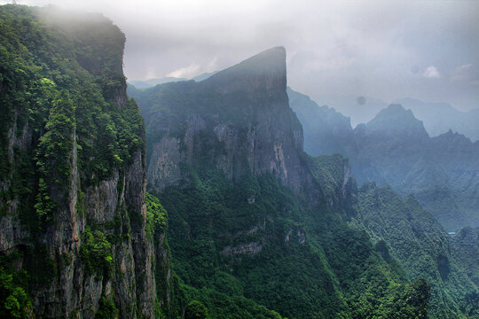 张家界天门山悬崖峭壁