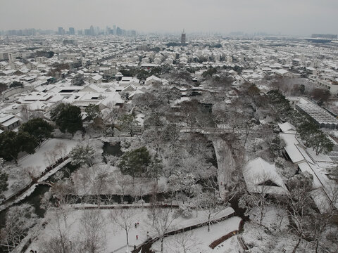 雪天在拙政园眺望北寺塔