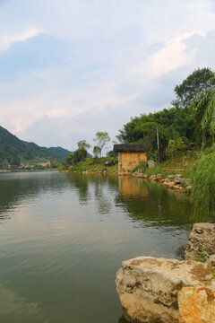 山间湖泊