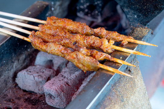 街头美食新疆炭烤羊肉串