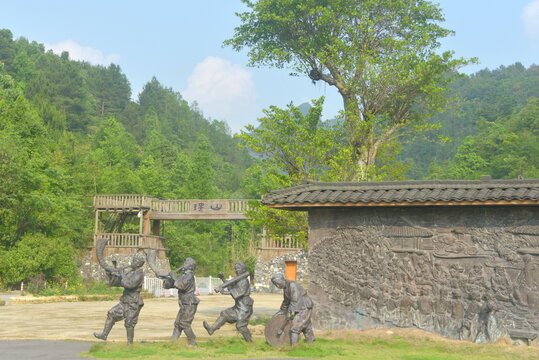 荔波瑶山古寨瑶族长桌宴雕塑