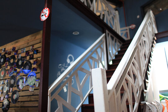 LOFT风格的咖啡馆楼梯