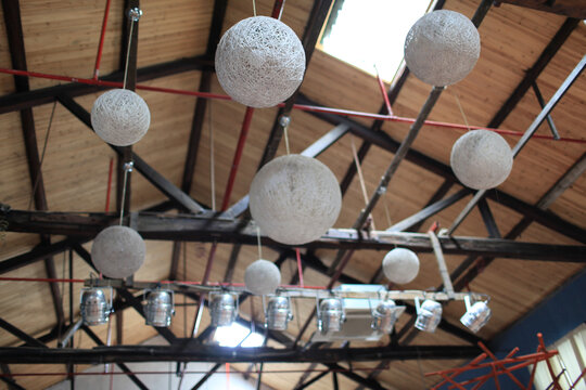 咖啡馆的球形吊灯