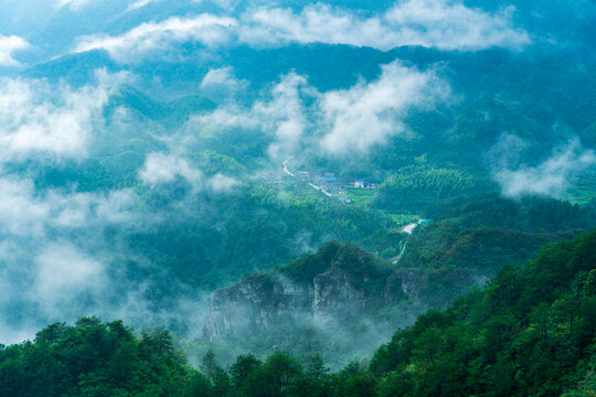 山区云雾中的山村