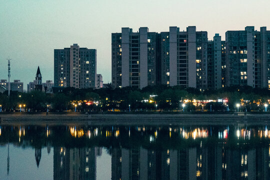 夜晚城市倒影