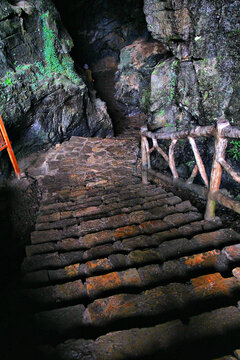 张家界大峡谷山洞探险