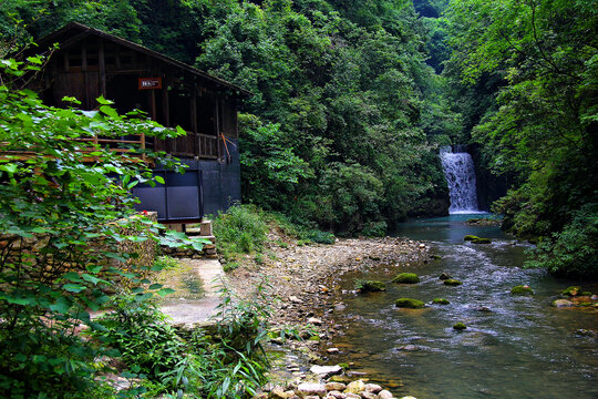 张家界大峡谷探幽蓝月湖