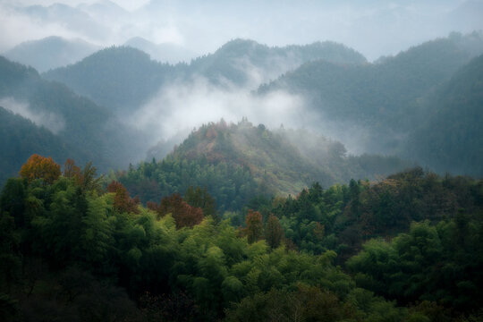 烟雾缭绕的群山