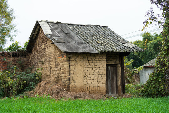 乡村废弃的土墙房
