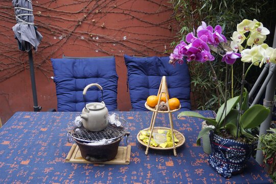茶馆围炉煮茶茶座茶具及花卉点缀