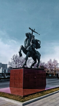 解放军战士骑马冲锋雕像