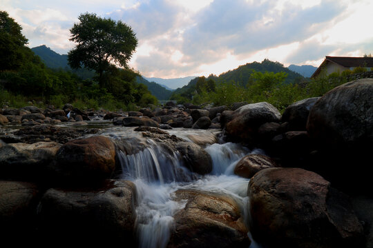 小溪流水