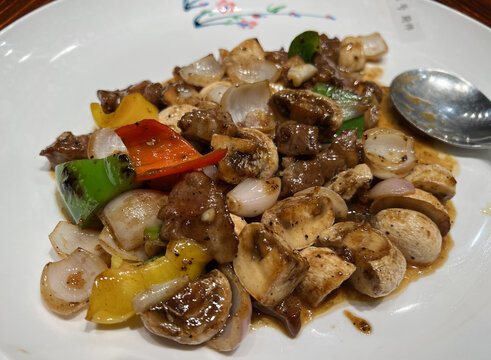 香菇炒牛肉粒