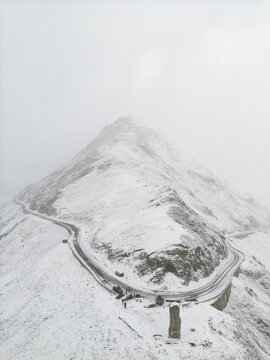 下雪后的四川阿坝巴朗山