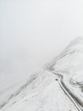 下雪后的四川阿坝巴朗山