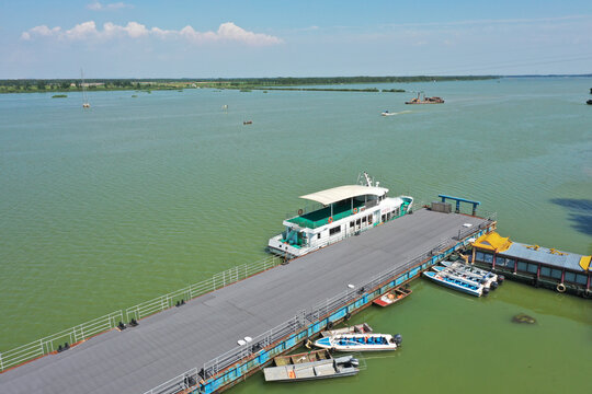 航拍沛县千鸟湖湿地景区游船