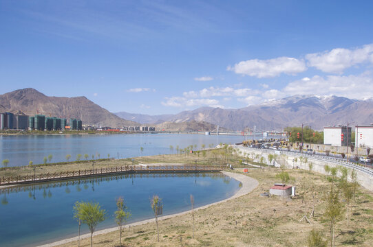 拉萨河河滨风景