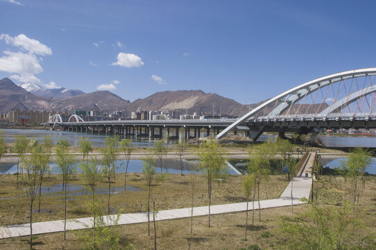 拉萨河河滨风景