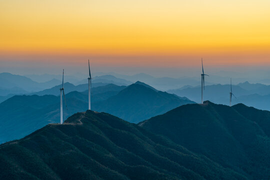 山顶风电场晚霞美丽自然风光