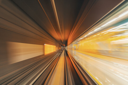 上海地铁隧道内运行的灯光拖影