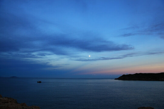 海岛夜景月亮