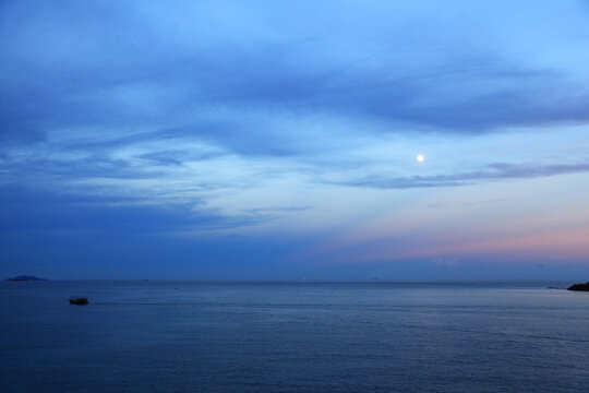 海岛夜景月亮