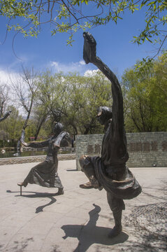 跳舞的藏族人雕塑