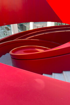 红色旋转楼梯