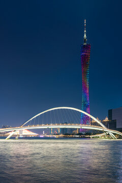 广州塔与海心桥珠江河夜景